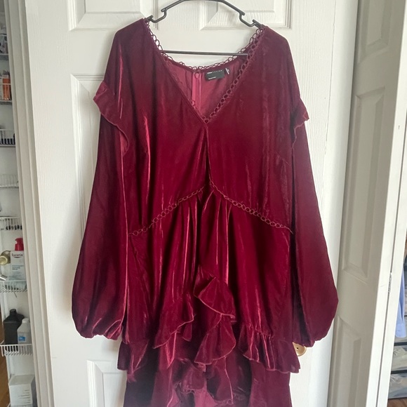 ASOS Design Curve beautiful Velvet Mini Dress with Circle Trim in Berry - Picture 2 of 7